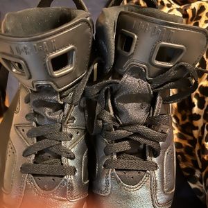Retro Jordans 6 size 4youth!